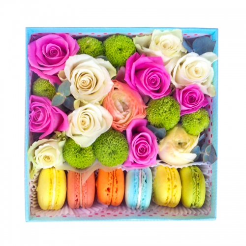 Подарочная коробка с макаронами и цветами